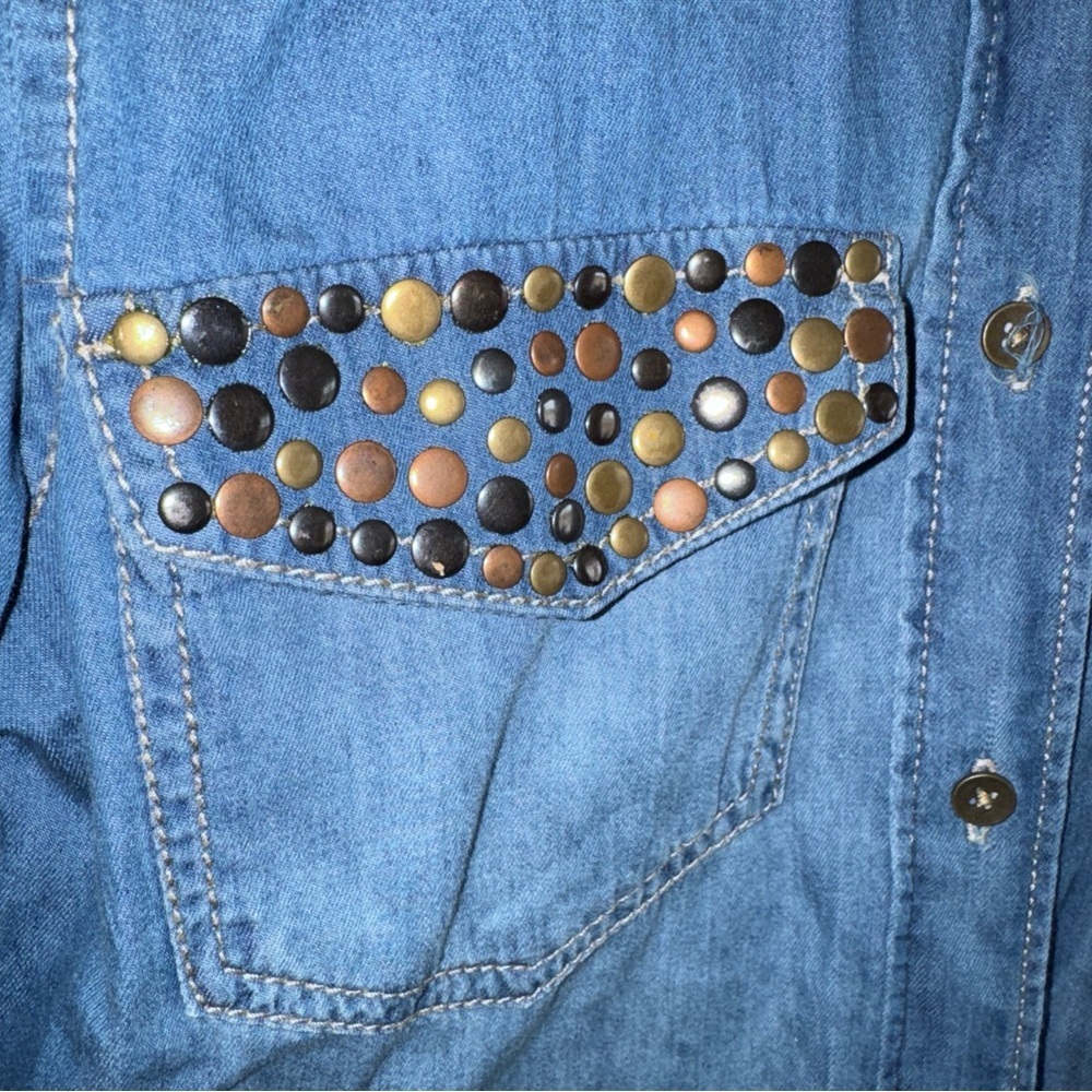 NWT Mudd Women's Denim Top Size S Light Wash Long Sleeve Button-Up Studded - Picture 5 of 11